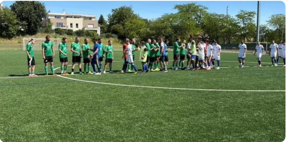 Les joueurs et leurs familles réunis sur le terrain