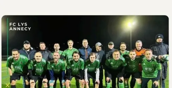 L'équipe à 11 avant un match en nocturne